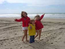 Lisanne op het Scheveningse strand met Erine & Miled