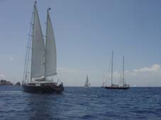 De Sojana, grootste boot van de ARC (rechts) valt hier zelfs in het niet